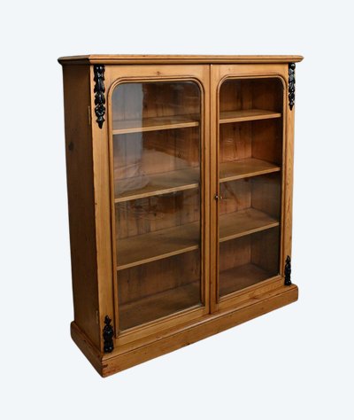 Pine showcase - 1920