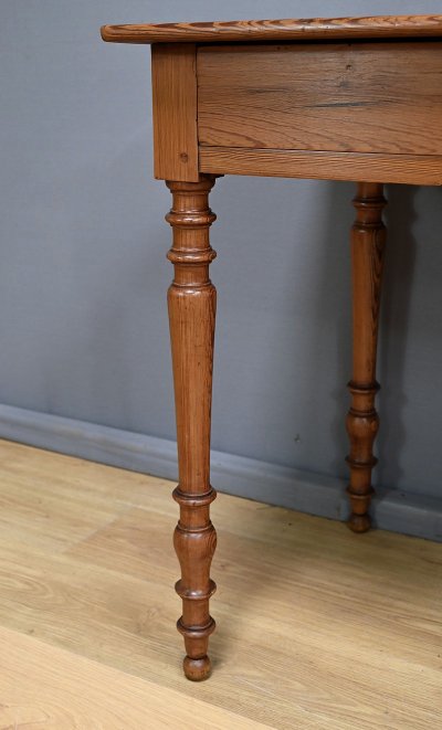Petite Table Bureau en Pitchpin, style Louis-Philippe – Début XXe