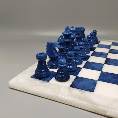 1970 Élégant jeu d'échecs bleu et blanc en albâtre de Volterra fait à la main. Fabriqué en Italie