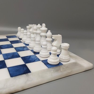 1970 Élégant jeu d'échecs bleu et blanc en albâtre de Volterra fait à la main. Fabriqué en Italie