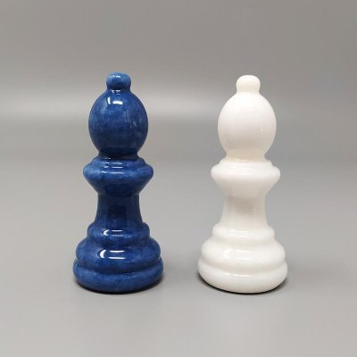 1970 Élégant jeu d'échecs bleu et blanc en albâtre de Volterra fait à la main. Fabriqué en Italie