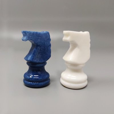 1970 Élégant jeu d'échecs bleu et blanc en albâtre de Volterra fait à la main. Fabriqué en Italie