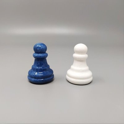 1970 Élégant jeu d'échecs bleu et blanc en albâtre de Volterra fait à la main. Fabriqué en Italie