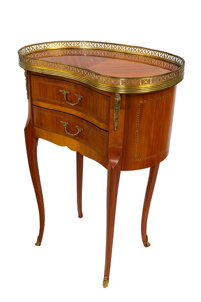 Table d’appoint de style Louis XV – Marqueterie & Bronze doré – France, XIXe siècle