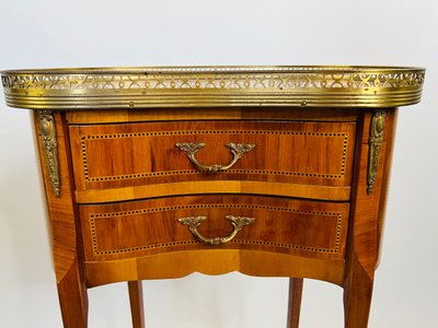 Table d’appoint de style Louis XV – Marqueterie & Bronze doré – France, XIXe siècle