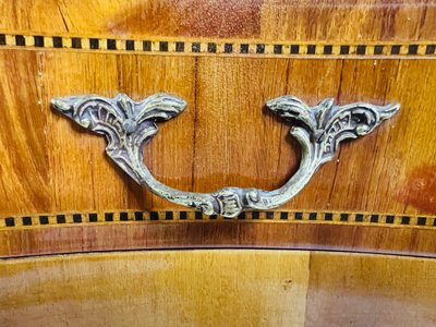 Table d’appoint de style Louis XV – Marqueterie & Bronze doré – France, XIXe siècle