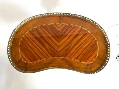 Table d’appoint de style Louis XV – Marqueterie & Bronze doré – France, XIXe siècle