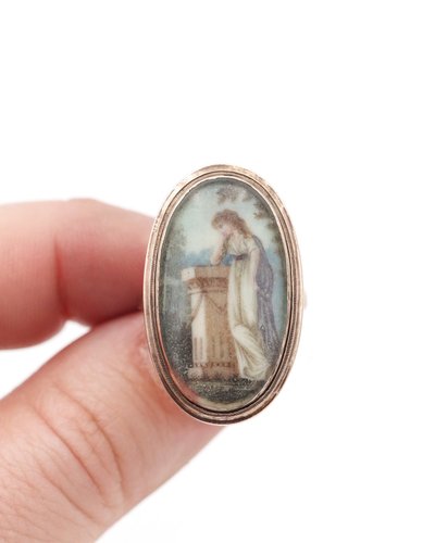 Bague souvenir miniature XVIIIe siècle en or bas titre, bague ovale, bijou de sentiment, 1780