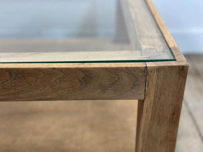 Table basse brutaliste en chêne avec un plateau verre