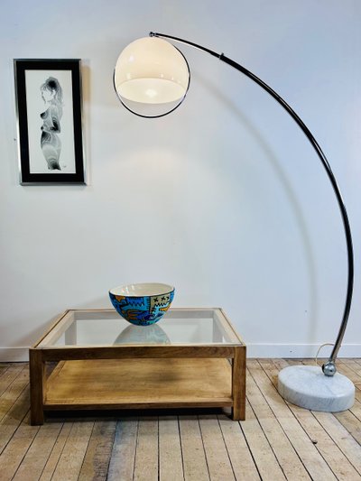 Table basse brutaliste en chêne avec un plateau verre