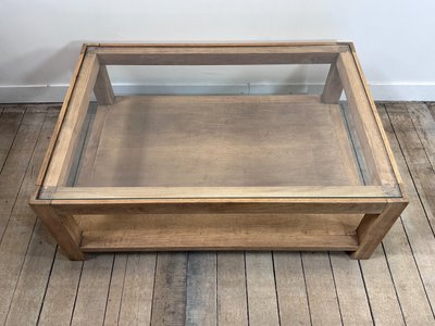 Table basse brutaliste en chêne avec un plateau verre