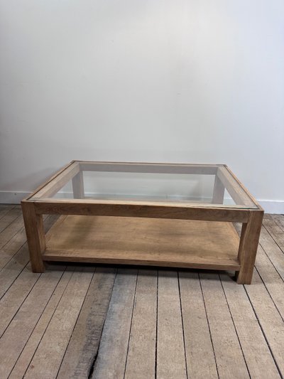 Table basse brutaliste en chêne avec un plateau verre