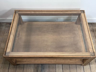 Table basse brutaliste en chêne avec un plateau verre