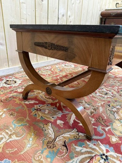 Table basse de style Empire en acajou et marbre noir 