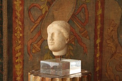 Testa femminile in marmo, stile antico