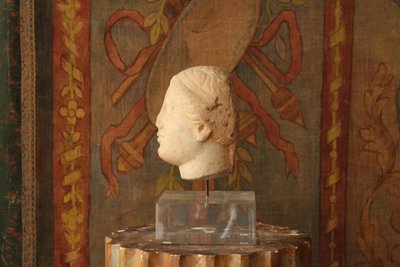 Testa femminile in marmo, stile antico