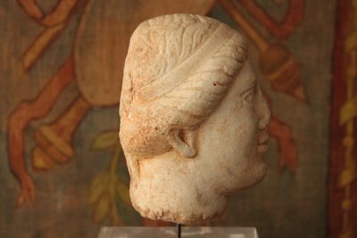 Testa femminile in marmo, stile antico
