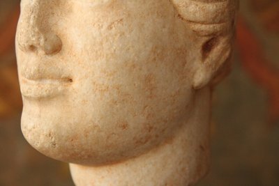 Testa femminile in marmo, stile antico