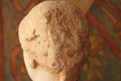 Testa femminile in marmo, stile antico