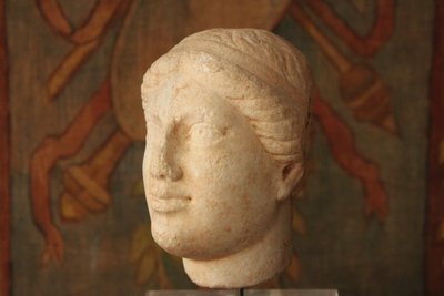 Testa femminile in marmo, stile antico