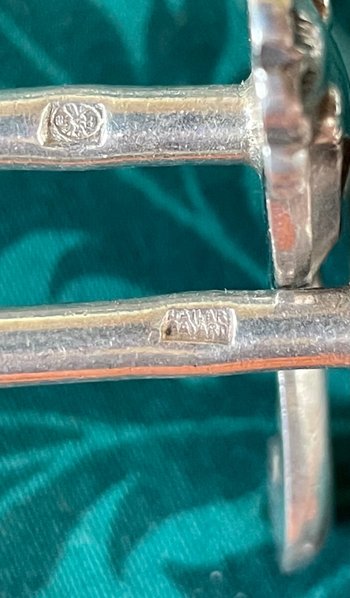 12 porte couteaux métal argenté.