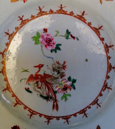 PORZELLAN AUS CHINA - POLYGLOBE TELLER - PHENIX ZWISCHEN ROSEN - GOLDDEKOR - 18. JAHRHUNDERT