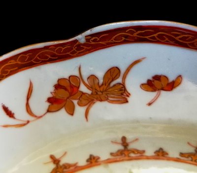 PORZELLAN AUS CHINA - POLYGLOBE TELLER - PHENIX ZWISCHEN ROSEN - GOLDDEKOR - 18. JAHRHUNDERT