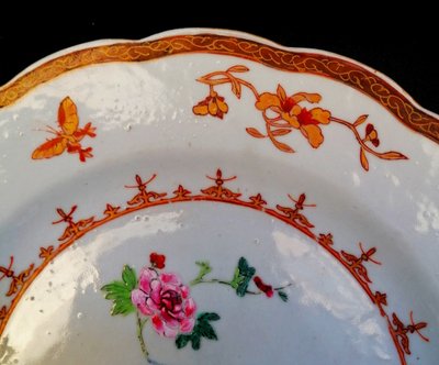 PORZELLAN AUS CHINA - POLYGLOBE TELLER - PHENIX ZWISCHEN ROSEN - GOLDDEKOR - 18. JAHRHUNDERT