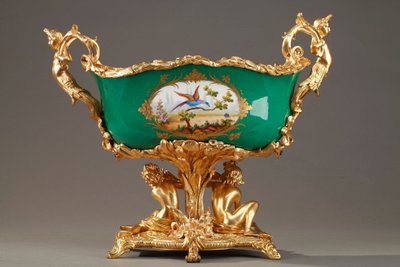 Jardinière ancienne en porcelaine et bronze doré à décor de couples galants