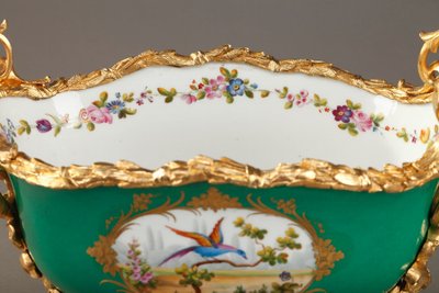 Jardinière ancienne en porcelaine et bronze doré à décor de couples galants