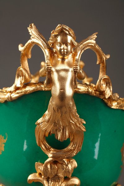 Jardinière ancienne en porcelaine et bronze doré à décor de couples galants