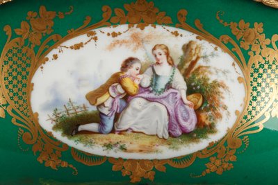 Jardinière ancienne en porcelaine et bronze doré à décor de couples galants