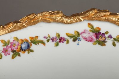 Jardinière ancienne en porcelaine et bronze doré à décor de couples galants