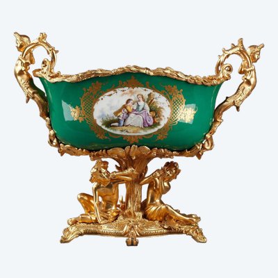 Jardinière ancienne en porcelaine et bronze doré à décor de couples galants