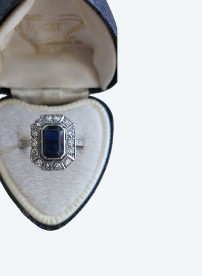Platinum ring set with a blue sapphire and surrounded by Art Deco diamonds