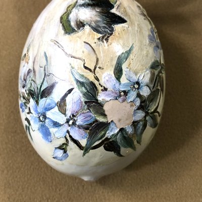ancienne " boite de nonne " dans un oeuf également appelé " beatiho " ou "cellule miniature "
