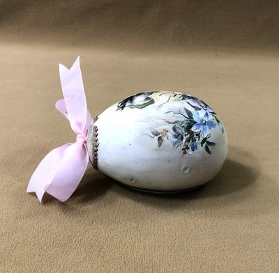 ancienne " boite de nonne " dans un oeuf également appelé " beatiho " ou "cellule miniature "