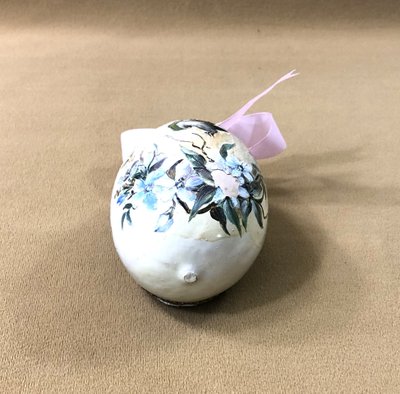 ancienne " boite de nonne " dans un oeuf également appelé " beatiho " ou "cellule miniature "