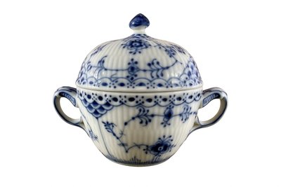 Sucrier en porcelaine de Royal Copenhagen – Modèle Blue Fluted Half Lace, peint à la main