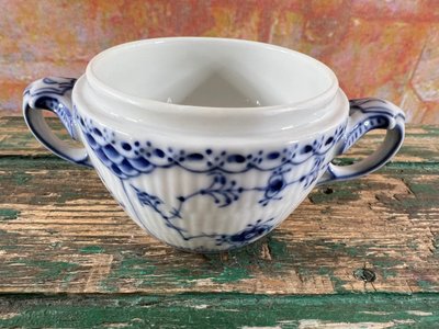 Sucrier en porcelaine de Royal Copenhagen – Modèle Blue Fluted Half Lace, peint à la main