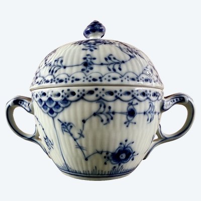 Sucrier en porcelaine de Royal Copenhagen – Modèle Blue Fluted Half Lace, peint à la main