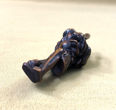 JAPON ancien netsuke en buis figurant ASHINAGA TENAGA