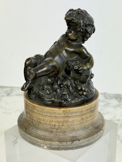 PUTTI EN BRONZE PATINÉ REPOSANT SUR UN SOCLES EN MARBRE EPOQUE 18 /19e