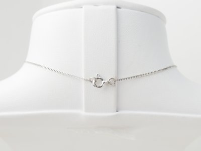 Halskette mit Kreuzanhänger aus Weißgold und Diamanten