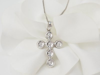 Halskette mit Kreuzanhänger aus Weißgold und Diamanten