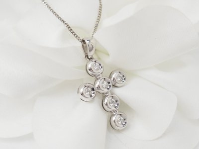 Halskette mit Kreuzanhänger aus Weißgold und Diamanten