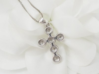 Halskette mit Kreuzanhänger aus Weißgold und Diamanten