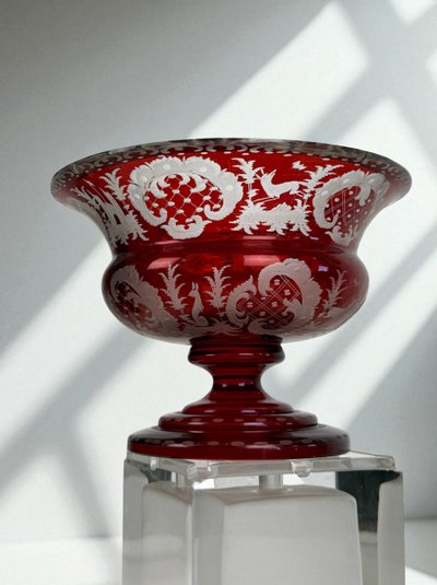 20th CENTURY ROUND CUP IN RED BOHEME CRYSTAL WITH DECORATION OF DEER AND FIREWORKS