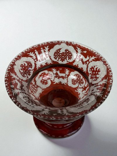 20th CENTURY ROUND CUP IN RED BOHEME CRYSTAL WITH DECORATION OF DEER AND FIREWORKS
