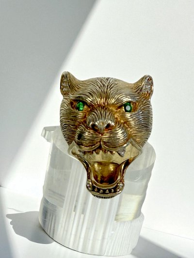 RING AUS VERGOLDETEM UND ZISELIERTEM SILBER (925) IN FORM EINES TIGERS MIT SMARAGDGRÜNEN AUGEN